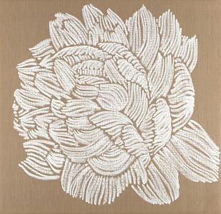 5 expositions 2018, une pivoine dessinée par des traits blancs sur une toile de lin brut.