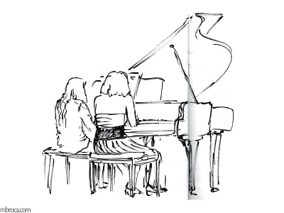 Concerts, deux jeunnes femmes jouent un quatre mains au piano.
