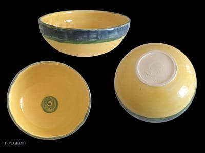 Trois vues d'un bol jaune avec un liseret vert et une bande bleue