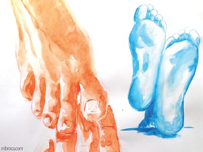 Un paire de pieds vus de face, peints en orange et une paire de pieds vus de dessous en bleu.